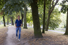 852144 Portret van Dirk, bewoner van het huis Geertebolwerk 3 te Utrecht, tijdens een wandeling over het singelplantsoen